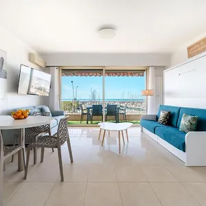 https://spacieux-et-confortable-studio-vue-mer-terrasse-port-de-garavan.fr-provencehotel.com